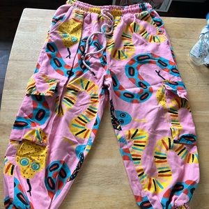 Baggy medium-large patterned cargo pants.